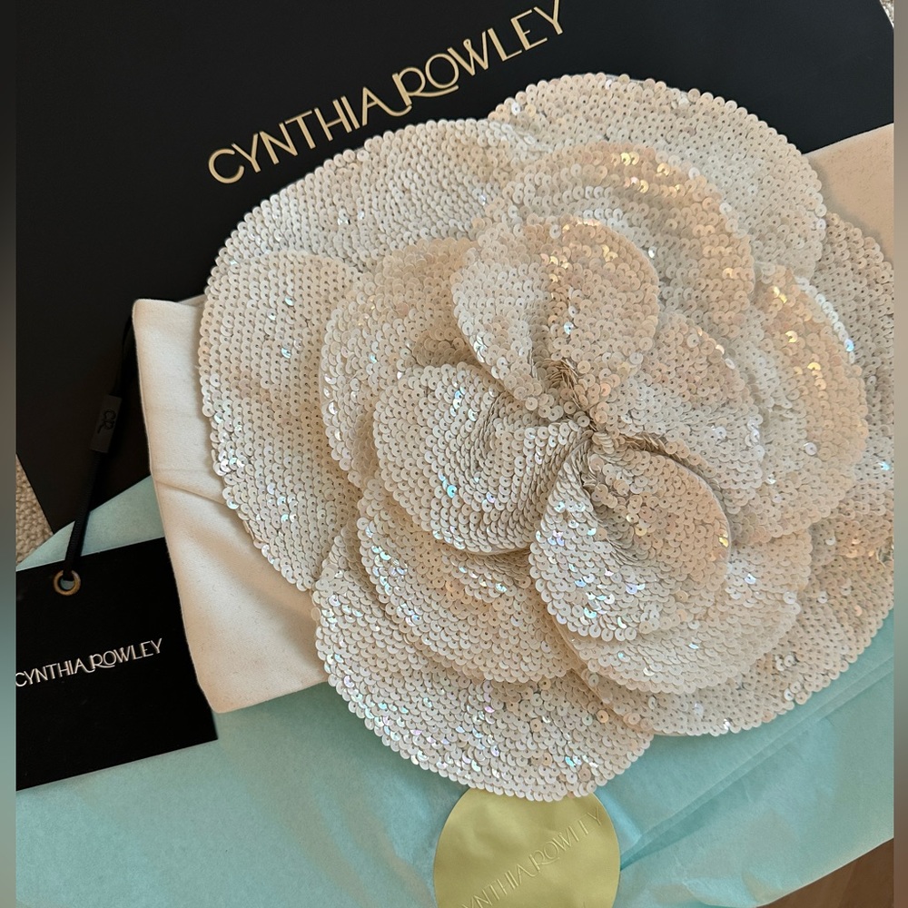 Sequin Flower Bandeau × 1
White / S